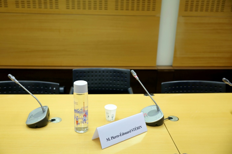 La chaise vide de l'homme d'affaires Pierre-Édouard Stérin convoqué par une précédente commission d'enquête de l'Assemblée nationale, le 14 mai 2025, à Paris