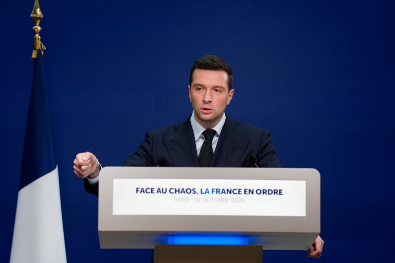 Le président du RN Jordan Bardella s'exprime lors d'une conférence de presse au siège du RN le 19 octobre 2026 à Paris