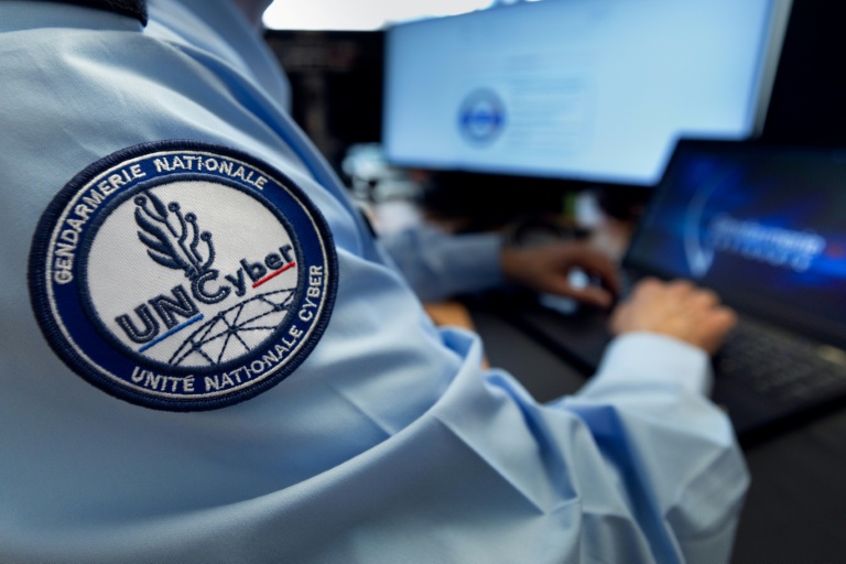 Un gendarme de l'Unité Nationale Cyber (UNCyber) de la Gendarmerie Nationale, le 7 avril 2026 à Pontoise, dans le Val-d'Oise
