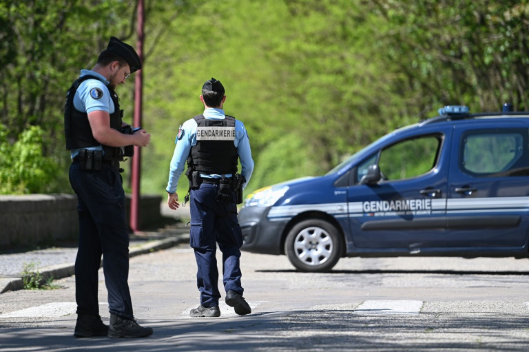 Des gendarmes bloquent une route à La Grande Combe après qu'un fidèle musulman a été tué à coups de couteau à l'intérieur de la mosquée, le 25 avril 2025 dans le Gard