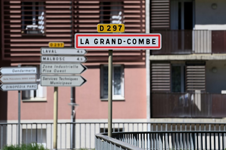 Un panneau de signalisation à l'entrée de La Grande Combe où un fidèle musulman a été tué vendredi à coups de couteau par un autre fidèle dans une mosquée, le 25 avril 2025 dans le Gard
