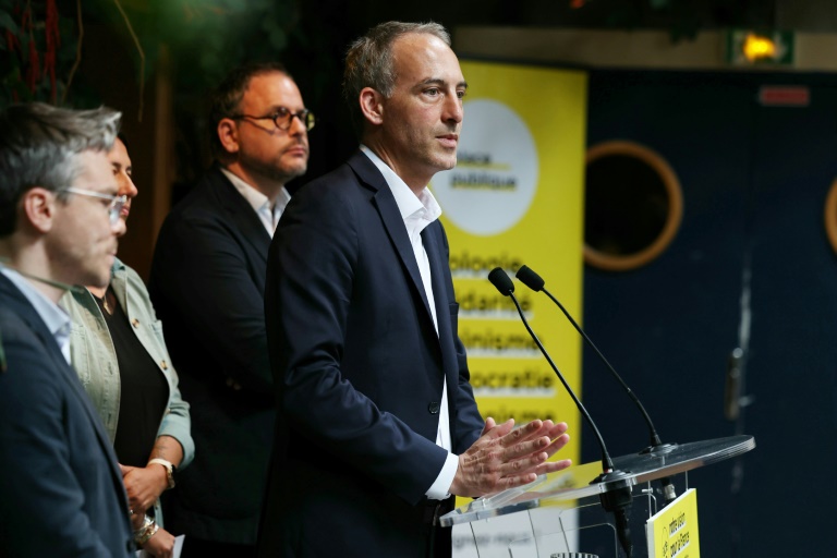 Raphaël Glucksmann (c), co-président du parti Place publique (PP), lors d'une conférence de presse à Paris, le 23 juin 2025