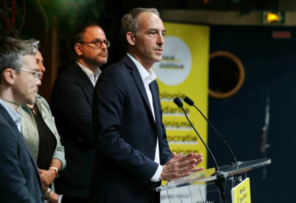 Raphaël Glucksmann (c), co-président du parti Place publique (PP), lors d'une conférence de presse à Paris, le 23 juin 2025