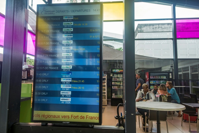 Les vols au départ vers Fort-de-France, en, Martinique, affichés à l'aéroport de Pointe-à-Pitre en Guadeloupe le 7 septembre 2017