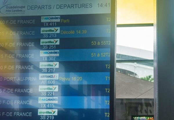 Les vols au départ vers Fort-de-France, en, Martinique, affichés à l'aéroport de Pointe-à-Pitre en Guadeloupe le 7 septembre 2017