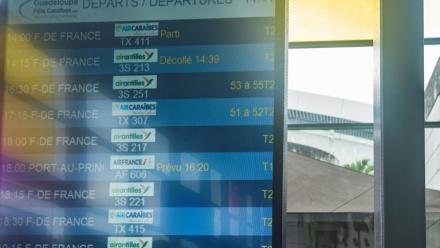 Les vols au départ vers Fort-de-France, en, Martinique, affichés à l'aéroport de Pointe-à-Pitre en Guadeloupe le 7 septembre 2017