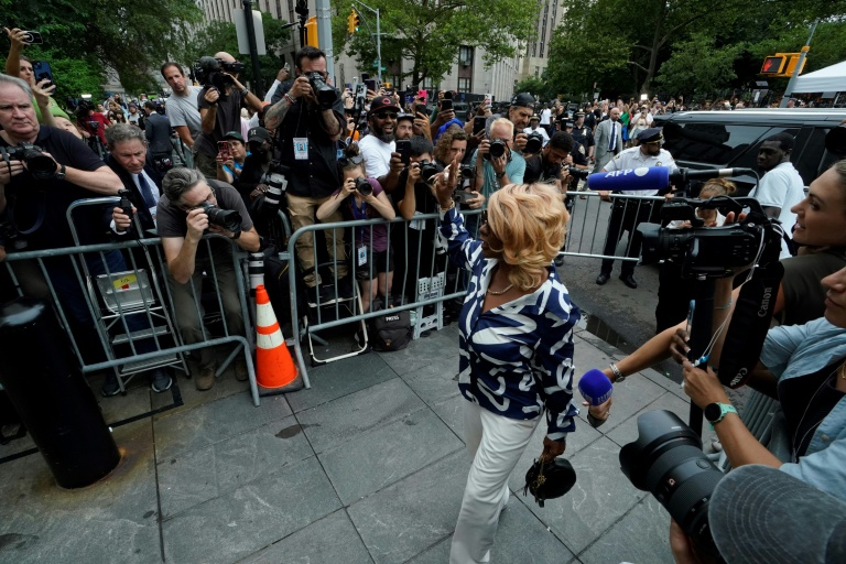 Janice Combs, la mère de P. Diddy, fait un signe de victoire après le verdict du jury au tribunal de Manhattan, le 2 juillet 2025