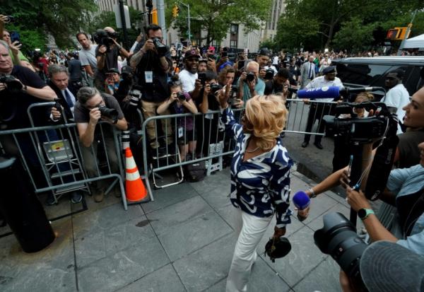 Janice Combs, la mère de P. Diddy, fait un signe de victoire après le verdict du jury au tribunal de Manhattan, le 2 juillet 2025
