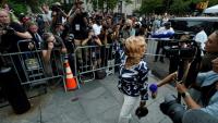 Janice Combs, la mère de P. Diddy, fait un signe de victoire après le verdict du jury au tribunal de Manhattan, le 2 juillet 2025