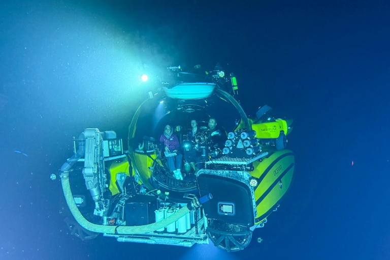 Le Neptune, un submersible de l'OceanXplorer, en plongée à plusieurs centaines de mètres sous la surface le 9 janvier 2026 au large de l'île de Sulawesi en Indonésie
