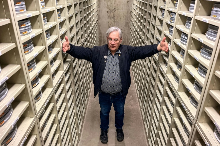 Le responsable de la chambre forte de films nitrate, George Willeman, explique le fonctionnement de la chambre forte au Centre national de conservation audiovisuelle de la Bibliothèque du Congrès à Culpeper, en Virginie, le 2 avril 2026