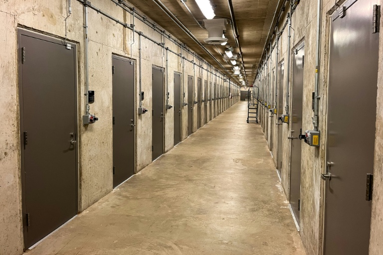 Un couloir bordé de cellules constituant la chambre forte des films nitrate au Centre national de conservation audiovisuelle de la Bibliothèque du Congrès, à Culpeper, en Virginie, le 2 avril 2026
