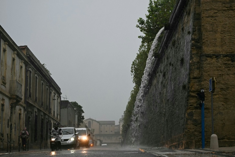 Des trombes d'eau sur une voie de circulation de Montpellier, dans le sud de la France, le 30 septembre 2026.

