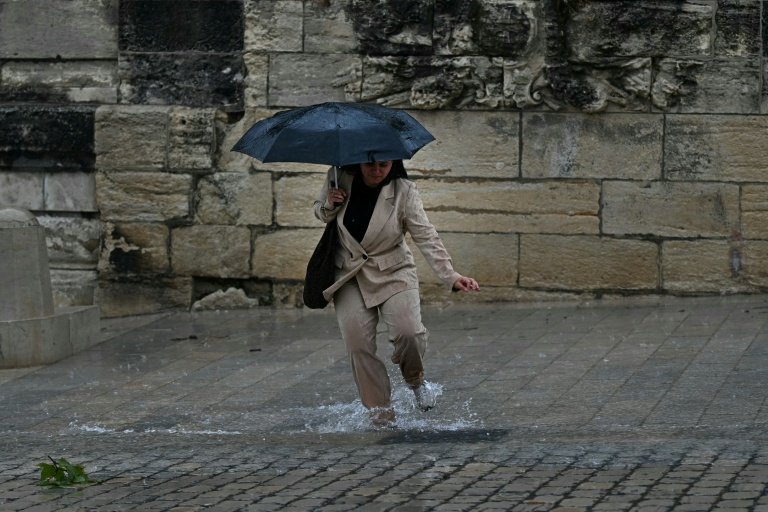 Une femme marche sous la pluie à Montpellier dans le sud de la France le 30 septembre 2026

