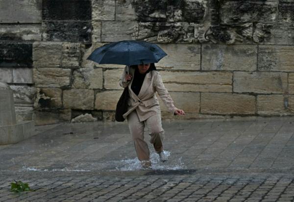Une femme marche sous la pluie à Montpellier dans le sud de la France le 30 septembre 2026

