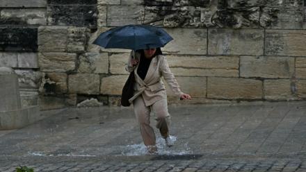 Une femme marche sous la pluie à Montpellier dans le sud de la France le 30 septembre 2026


