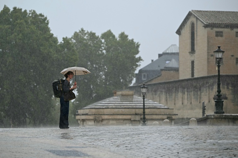 Une femme sous la pluie à Montpellier, dans le sud de la France, le 30 septembre 2026.

