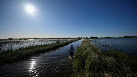 Une route inondée en raison de fortes pluies à 9 de Julio, dans la province de Buenos Aires, en Argentine, le 5 novembre 2025