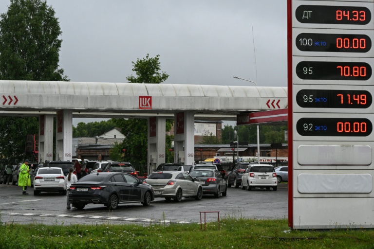 Des automobilistes font la queue pour faire le plein d'essence dans une station-service à Vologda, en Russie, le 14 juillet 2026