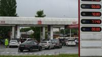 Des automobilistes font la queue pour faire le plein d'essence dans une station-service à Vologda, en Russie, le 14 juillet 2026