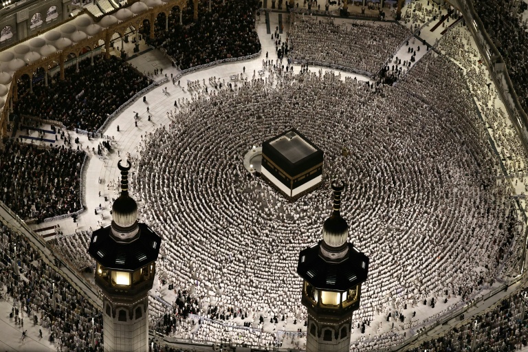 Vue aérienne du complexe de la Grande Mosquée de La Mecque, où les musulmans effectuent la prière du soir autour de la Kaaba, le 24 mai 2026 en Arabie saoudite, avant le pèlerinage annuel du Hajj
