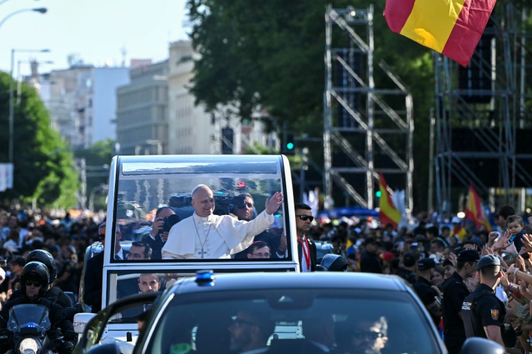 Le pape Léon XIV arrive pour célébrer une messe de plein air place de Cibeles, dans le centre de Madrid, le 7 juin 2026 