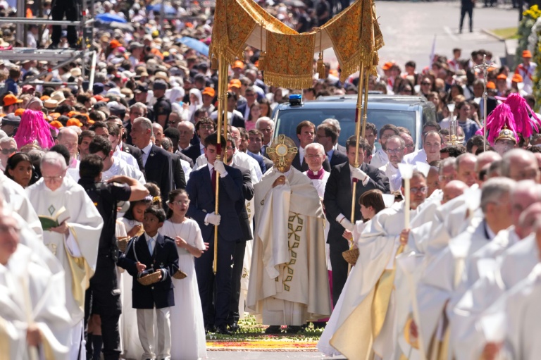 Le pape Léon XIV lors de la procession du Corpus Christi après une messe géante célébrée place de Cibeles, dans le centre de Madrid, le 7 juin 2026 