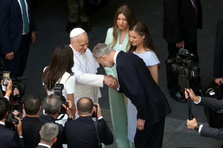 Le roi d'Espagne Felipe VI (D) salue le pape Léon XIV après une gigantesque messe de plein air célébrée par le souverain pontife dans le centre de Madrid, le 7 juin 2026