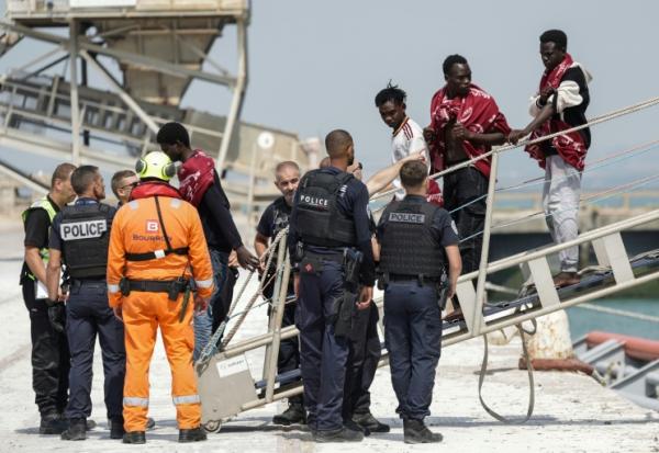 Des migrants débarquent du navire l'Argonaute au port de commerce de Boulogne-sur-Mer, le 4 août 2026