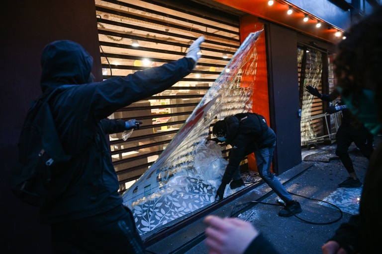 Des casseurs s'attaquent à un Franprix place de la Republique à Paris le 18 octobre 2026