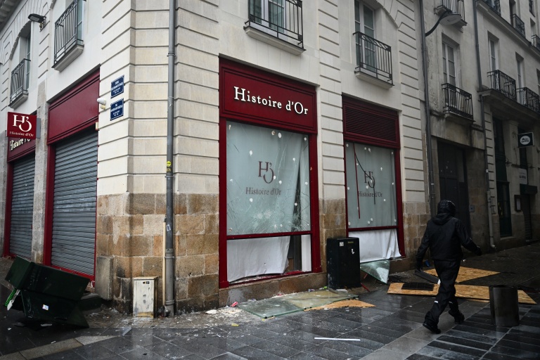 Plus de 2.500 commerces ont été dégradés lors des violences en marge des récentes manifestations en France, dont 1.161 visés par des pillages, des saccages ou des incendies
