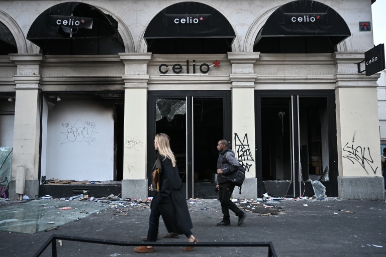 Un magasin Celio saccagé lors des manifestations du 18 octobre 2026, à Paris