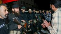 Des membres des forces de sécurité syriennes se déploient à l'entrée de Jaramana, dans la banlieue de Damas, le 2 mai 2025