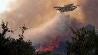 Un avion bombardier d'eau Air Tractor AT-802F procède à un largage sur un incendie de forêt près de San Martin de Valdeiglesias, à environ 70km à l'ouest de Madrid, le 26 juillet 2026 
