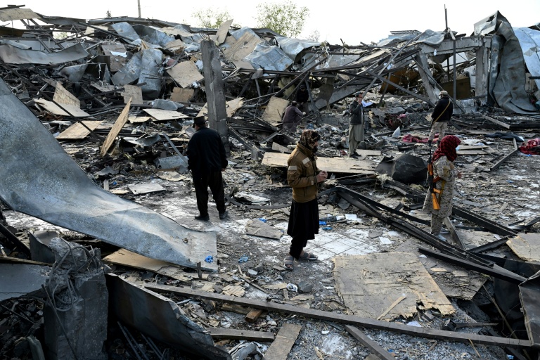 Des membres des forces de sécurité talibanes dans les décombres d'un hôpital pour toxicomanes après des frappes aériennes pakistanaises, le 17 mars 2026 à Kaboul, en Afghanistan