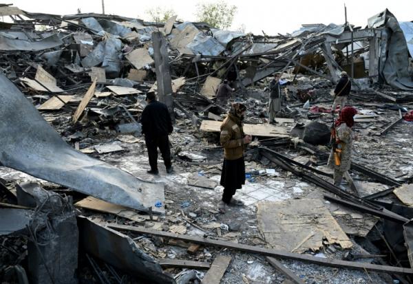 Des membres des forces de sécurité talibanes dans les décombres d'un hôpital pour toxicomanes après des frappes aériennes pakistanaises, le 17 mars 2026 à Kaboul, en Afghanistan