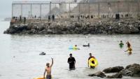 Des jeunes migrants arrivant à Ceuta en nageant le 31 juillet 2026