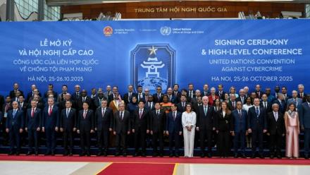 Les délégués posent pour la signature du premier traité des Nations Unies visant la cybercriminalité à Hanoï le 25 octobre 2025.