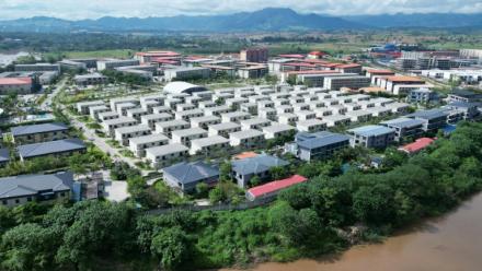 Le complexe KK Park dans le canton de Myawaddy, en Birmanie, vu depuis le disstrict de Mae Sot, dans la province frontalière de Tak, le 17 septembre 2025 en Thaïlande