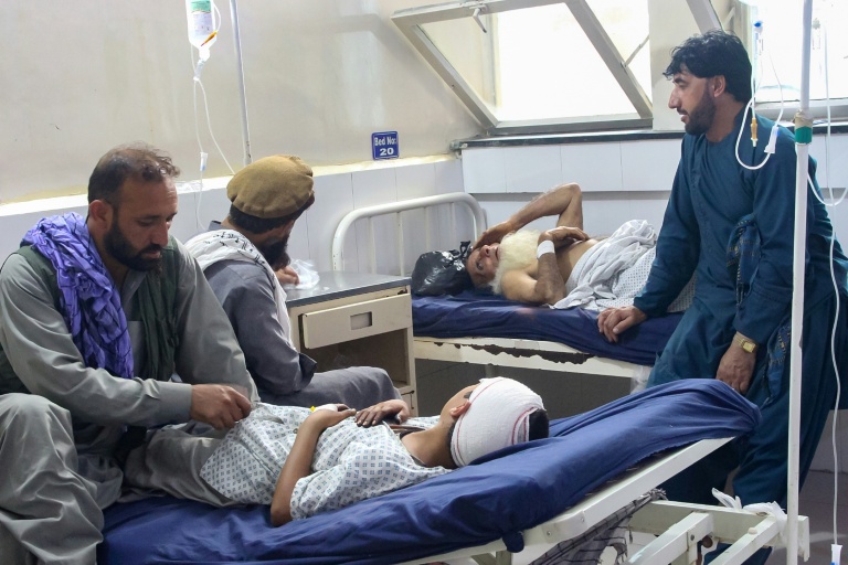 Des blessés à l'hôpital à Jalalabad, le 1er septembre 2025 après un tremblement de terre qui a frappé un village de l'est de l'Afghanistan