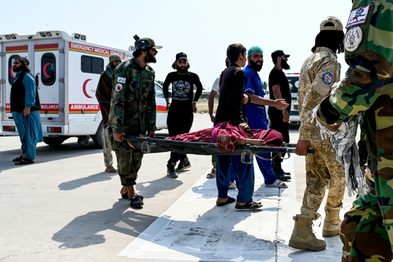 Des blessés du district de Nourgal dans la province de Kounar sont évacués, le 1er septembre 2025 après un tremblement de terre qui a touché des régions montagneuses dans l'est de l'Afghanistan