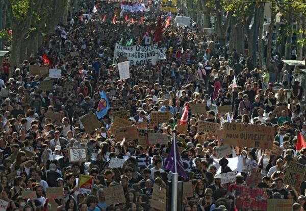 Manifestation de lycéens, parents, professeurs et syndicalistes à Marseille, le 6 octobre 2026