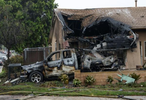 Une maison partiellement détruite après le crash d'un avion privé dans un quartier résidentiel de San Diego, en Californie, le 22 mai 2025