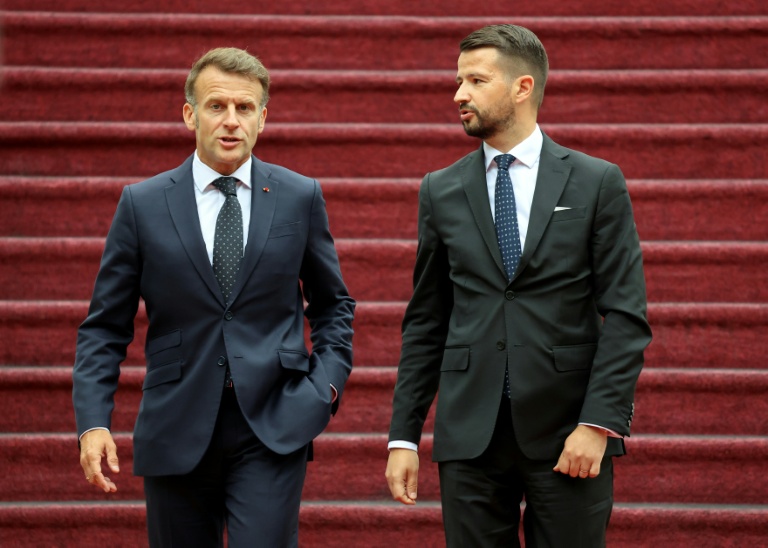 Le président Emmanuel Macron (g) et le président du Monténégro Jakov Milatovic à Cetinje, le 4 juin 2026 au Monténégro