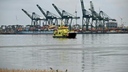 Un navire des garde-côtes néerlandais arrive au port d'Anvers pour participer aux opérations de nettoyage après une fuite de pétrole qui a interrompu le trafic maritime, le 10 avril 2026 en Belgique
