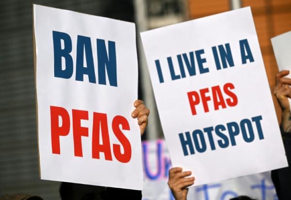 Manifestation contre les PFAS de militants pour l'environnement devant la Commission européenne à Bruxelles le 5 mars 2026