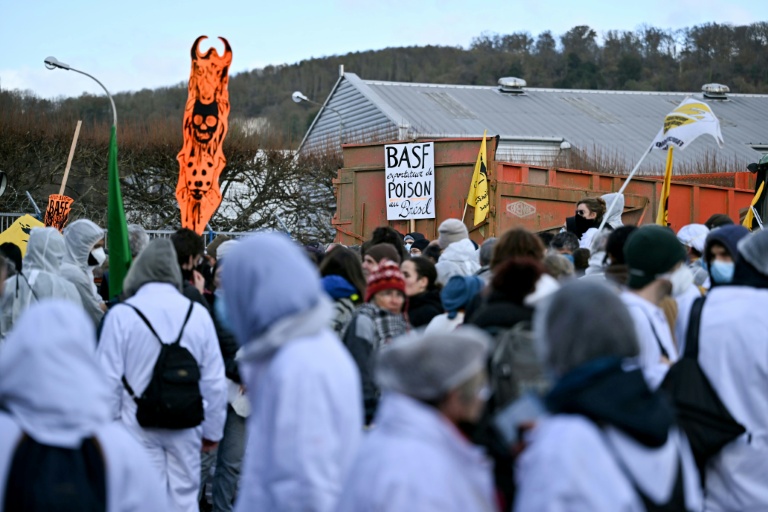 Des militants écologistes manifestent devant un site BASF à Saint-Aubin-Les-Elbeuf, en Seine-Maritime, le 17 novembre 2025