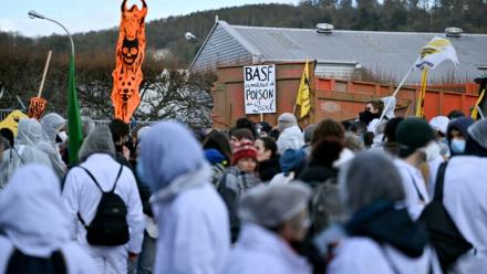 Des militants écologistes manifestent devant un site BASF à Saint-Aubin-Les-Elbeuf, en Seine-Maritime, le 17 novembre 2025