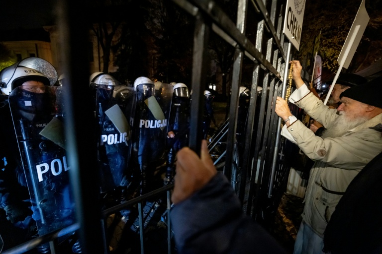 Des manifestants à Varsovie devant la Cour constitutionnelle polonaise, le 30 octobre 2026