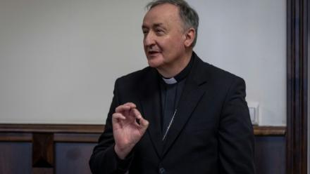 L'évêque Andrzej Jez dans la salle d'audience du tribunal de Tarnów, en Pologne, le 18 février 2026